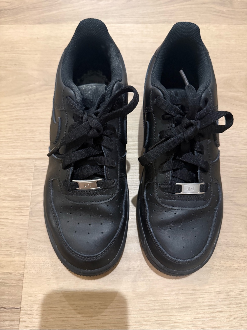 Men’s 6 women’s 7.5 black Nike Air Force 1